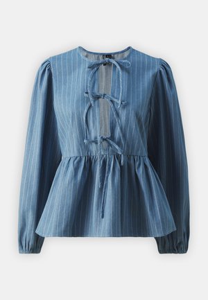 Mėlyna džinsinė palaidinė su vertikaliomis baltomis juostelėmis, ilgomis pūstomis rankovėmis, surinkta juosme ir raišteliu prie kaklo. Textūruotas audinys.