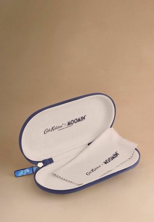 Marineblaue Brillenetui mit Reißverschluss und weichem Innenfutter. Beinhaltet ein Reinigungstuch mit dem Schriftzug "Cath Kidston x MOOMIN". Verfügt über einen blauen Zipper-Puller mit Muster.