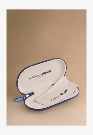 Marineblaue Brillenetui mit Reißverschluss und weichem Innenfutter. Beinhaltet ein Reinigungstuch mit dem Schriftzug "Cath Kidston x MOOMIN". Verfügt über einen blauen Zipper-Puller mit Muster.