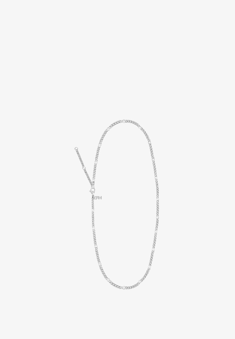 Sølvkædehalskæde med sammenkoblede ovale former, med enkel lås og en kort forlængelseskæde med et lille accentdetalje.