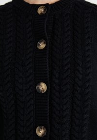 Selected Femme SLFBIRTE CABLE CROPPED  - Cardigan - black