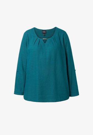 Turquoise blouse met lange mouwen, ronde halslijn, klein sleufje aan de voorkant en geplooide details onder de kraag.
