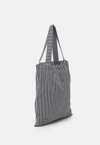 Mads Nørgaard SACKY ATOMA - Saco de mão - black/white