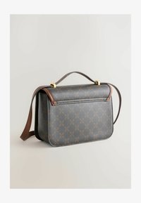 Valittu, brown black white