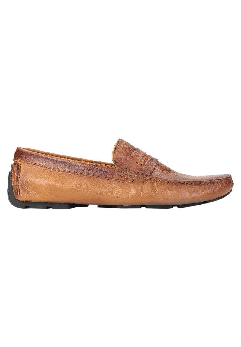Mocasines de cuero marrón con una textura suave, que cuentan con una puntera cosida y una suela plana de goma, diseñados para uso casual.