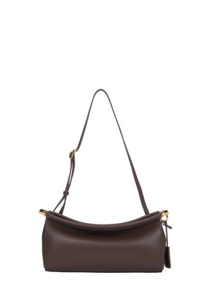 Donkerbruine leren schoudertas met een gebogen klep, verstelbare band, gold-tone metalen details en een klein hangend leren label op een witte achtergrond.