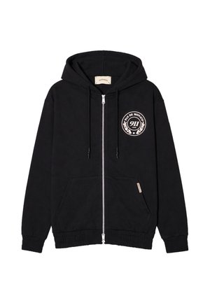 Zwarte hoodie met ritssluiting, voorzakken, capuchon met trekkoord en wit cirkelvormig logo op de linkerborst met de tekst "PAS DE MONACO 911 CLUB."