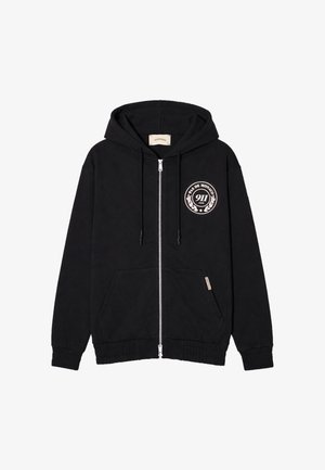 Zwarte hoodie met ritssluiting, voorzakken, capuchon met trekkoord en wit cirkelvormig logo op de linkerborst met de tekst "PAS DE MONACO 911 CLUB."