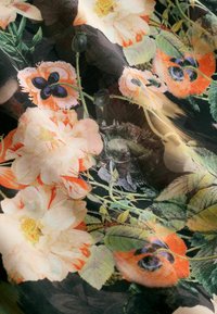 Cvjetni materijal s velikim ružičastim i narančastim cvjetovima na tamnoj pozadini, s zelenim lišćem i složenim detaljima na mekom, teksturiranom materijalu.