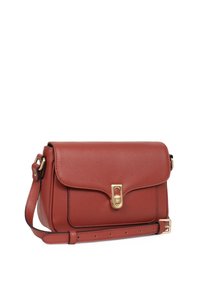 Borsa a spalla rossa in pelle con finitura testurizzata, hardware dorato, chiusura a patta e tracolla regolabile. Forma rettangolare compatta.
