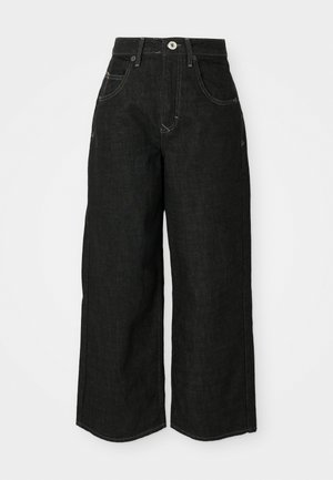 Jeans en denim noir à jambe large avec une taille haute, présentant des poches avant, des coutures surpiquées et une fermeture à bouton classique. Tissu doux et texturé.