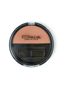 Compatto rotondo per blush con una polvere marrone chiaro, coperchio in plastica trasparente e accenti neri. Include un piccolo pennello applicatore.