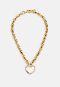 Gouden ketting met ovale schakels en een hartvormige hanger met een parelmoer inleg, omringd door strassstenen.