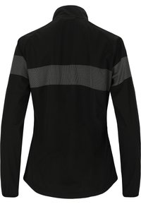 Schwarze Jacke mit langen Ärmeln, die einen reflektierenden horizontalen Streifen auf dem Rücken und einen hohen Kragen aufweist. Hergestellt aus leichtem Material.