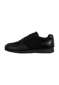 Sneakers neri con una combinazione di pelle liscia e tessuto texture, dotati di una cerniera diagonale e suola piatta in gomma.