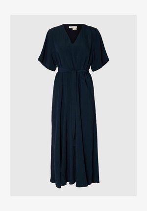 Mørkeblå maxikjole med korte flutterærmer, V-udskæring og matchende stofbælte i taljen.