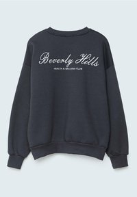 Sudadera de color azul marino oscuro con texto bordado en blanco que dice "Beverly Hills HEALTH & WELLNESS CLUB", con puños y escote acanalados.