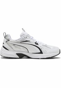 Hvide og sorte atletiske sneakers med mesh- og læderpaneler, snørebånd og løkker på pløsen og hælen, set fra den ydre side.