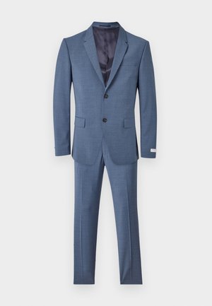 Completo azzurro chiaro in tessuto testurizzato. Presenta un collo a giacca, due bottoni e due tasche frontali. I pantaloni sono tagliati con un frontale piatto.