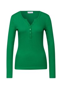 Zielona koszulka henley z długim rękawem o prążkowanej fakturze, z dekoltem w kształcie litery V, pięcioma guzikami i dopasowanym krojem.