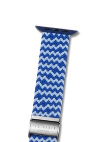 Correa de reloj de tela con un patrón de zigzag en azul y azul claro, con una hebilla metálica plateada grabada "Ted Baker London". Texturizada con una apariencia tejida.