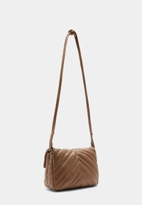 Braune, gesteppte Leder-Schultertasche mit einem langen, verstellbaren Tragegurt und Chevron-Muster. Kompakte Form mit weicher Textur und minimalistischer Gestaltung.