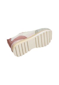 Baskets avec semelle épaisse beige rainurée et dessus en suède crème, rose et vert clair, vues du côté de la semelle sur fond blanc.