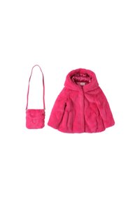 Capa de pelaje sintético en un vibrante color rosa con capucha, que presenta un broche frontal y dos bolsillos laterales, combinada con un mini bolso cruzado a juego.