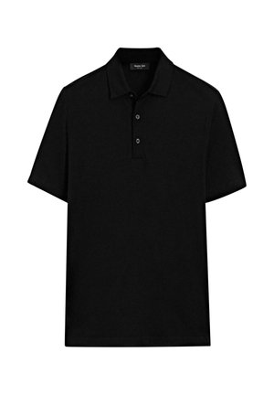 Zwarte polo shirt gemaakt van zacht stof met een kraag, korte mouwen, een knoopsluiting met drie knopen en zonder zichtbare patronen of accenten.