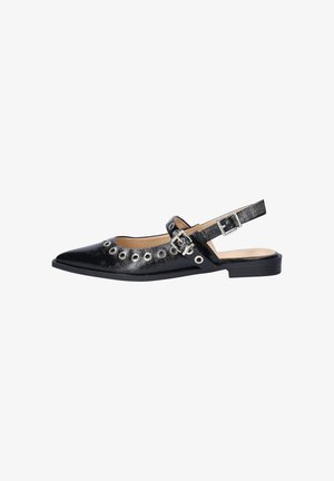 Zwarte lederen platte schoen met puntige neus, zilveren oogjes, dubbele gespsluiting over de voet en verstelbare slingback-band.