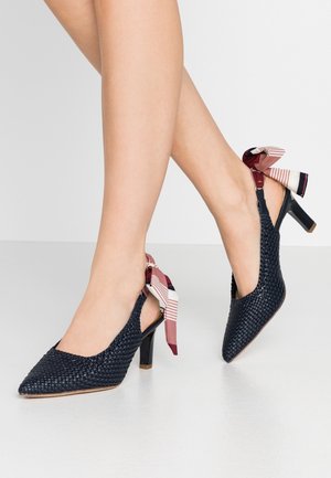 Geweven zwarte textiele high-heeled schoenen met een spitse neus en slingback ontwerp, met een gestreepte lintaccent aan de hak.