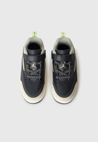 Μαύρα δερμάτινα αθλητικά παπούτσια  με γκρι λεπτομέρειες, υφασμάτινες επενδύσεις με υφή, λαστιχένια σόλα, γκρι κορδόνια και νεον πράσινο λουράκι στη φτέρνα για εύκολη εφαρμογή.