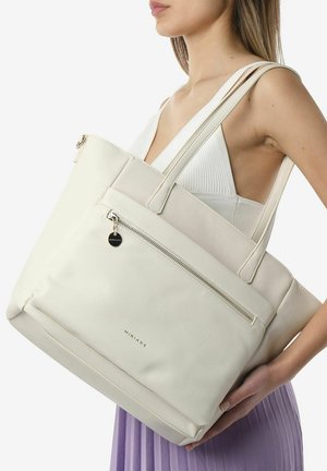Amplia bolsa de mano crema hecha de cuero sintético texturizado, con doble asa, un bolsillo con cremallera y un sutil detalle de logo.
