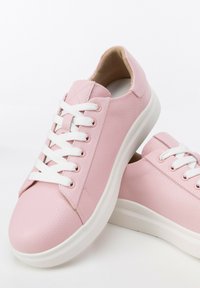 Sneakers in ecopelle rosa con superficie testurizzata, lacci bianchi e suola in gomma liscia. Punta tonda e dettagli cuciti minimi.