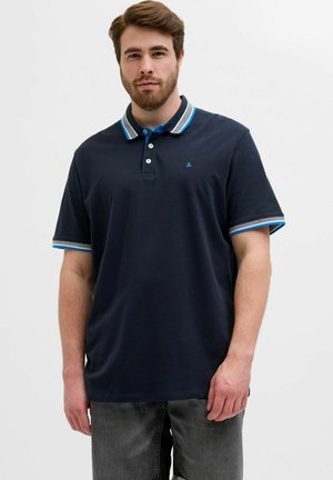 Navyblauwe polo met een ribbelkraag met lichtblauwe en grijze strepen. Drieknoopsluiting en een klein logo op de borst.