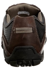 Chaussure en cuir marron avec un panneau noir texturé, un design perforé, des accents gris, et une semelle en caoutchouc robuste dotée de grips antidérapants.