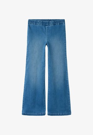 Middenblauwe spijkerbroek met wijde pijpen en elastische tailleband, geen zichtbare zakken of sluitingen, plat neergelegd op een witte achtergrond.