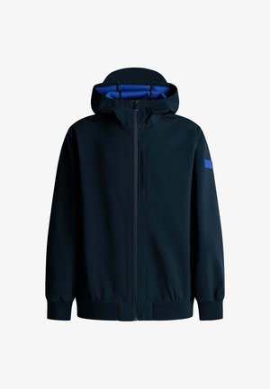 Chaqueta con capucha de color azul marino con cierre de cremallera, con un forro interior azul, puños elásticos y un pequeño parche del logo en el hombro. Textura suave.