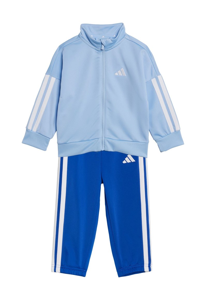 Hellblauer Sportanzug mit Reißverschlussjacke und passenden blauen Hosen. Verfügt über weiße Streifen und das Adidas-Logo auf beiden Teilen.