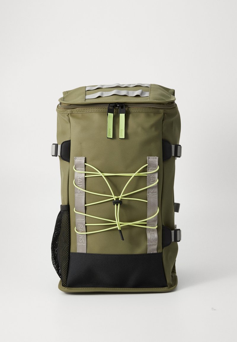 Zaino verde oliva, realizzato in materiale resistente; presenta una tasca laterale in rete, spallacci grigi, corda elastica verde fluo e chiusure a doppia zip.