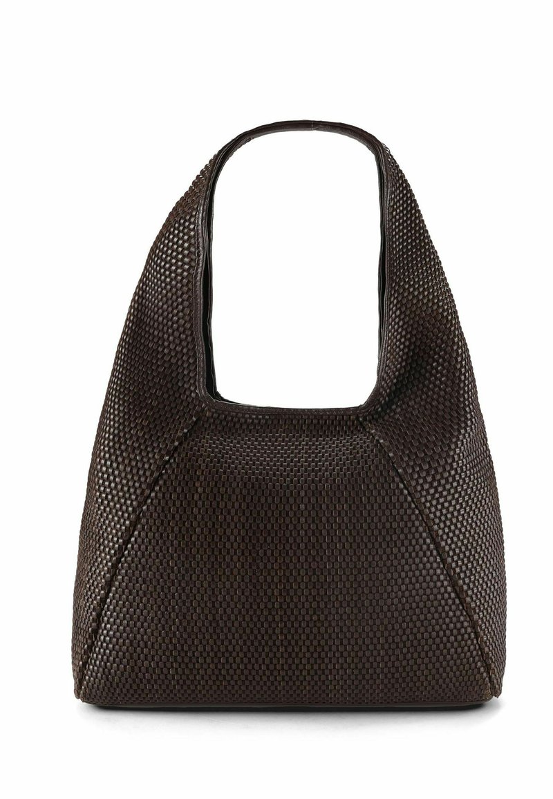 Borsa a tracolla in pelle intrecciata marrone scuro con tracolla larga e corpo strutturato a forma di trapezio su sfondo bianco.