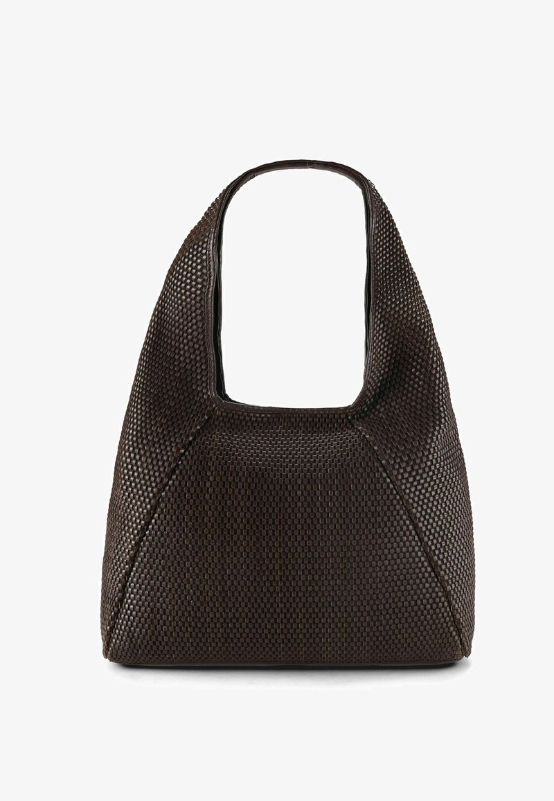 Borsa a tracolla in pelle intrecciata marrone scuro con tracolla larga e corpo strutturato a forma di trapezio su sfondo bianco.