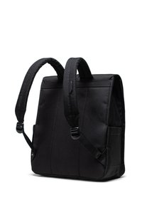 Crni ruksak s podstavljenim podesivim trakama, pravokutnog oblika, izrađen od izdržljivog materijala, s diskretnim šavovima i bočnom džepom.