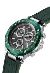 Ceas cu brățară din piele verde și hardware argintie. Cadranul rotund are diale negre și gri, bezel tachimetric și trei sub-diale.