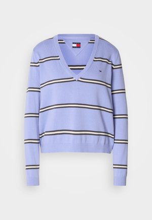 Pull léger violette en V avec des rayures horizontales noires et blanches, des poignets côtelés et un petit logo en haut à gauche.