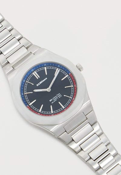 Ρολόι χειρός από ανοξείδωτο ατσάλι με μαύρο καντράν, ασημένιους δείκτες ώρας και δείκτες, μπλε και κόκκινο εξωτερικό δαχτυλίδι και μπρασελέ με μεταλλικούς κρίκους.