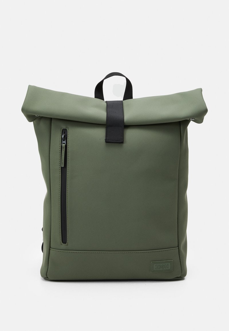 Grüner Rolltop-Rucksack aus strukturiertem Material. Verfügt über einen schwarzen Riemenverschluss und eine mit Reißverschluss versehenen Tasche an der Vorderseite. Logopatch an der Unterseite.