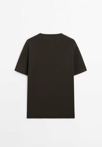 Mørkebrunt kortærmet T-shirt med rund halsudskæring, lavet af blødt bomuldsstof, med en afslappet pasform og uden synlige mønstre eller dekorationer.