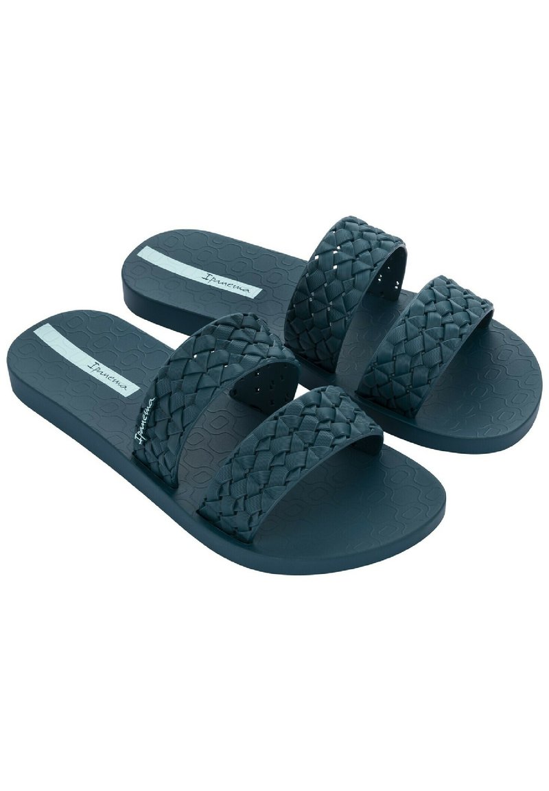 Sandali in gomma blu scuro con tre cinturini intrecciati e una soletta testurizzata. Presentano una suola piatta e una striscia di accento blu chiaro.