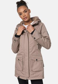 Khaki parka jas met een capuchon, ritssluiting, twee grote voorzakken en zwarte accenten. Gemaakt van een glad, waterafstotend materiaal.